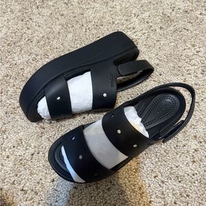 NWOT Crocs Brooklyn 4U Sandal Black W6